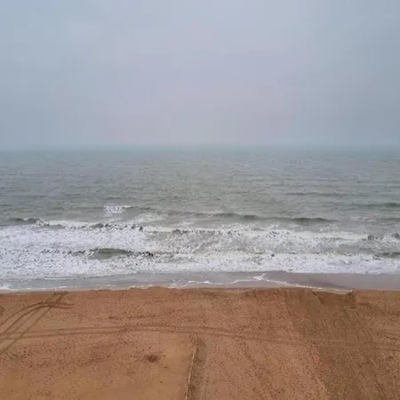 In De Panne Near The דירה *